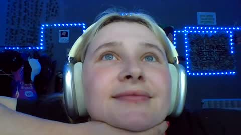 light_lunaa online show from August 7, 4:05 pm