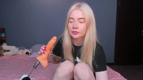 lillie_berry online show from May 10, 5:36 am