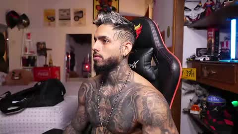 logan_hugh8 online show from May 10, 1:06 pm