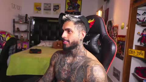 logan_hugh8 online show from May 27, 1:57 am
