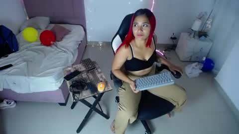 lola_lustrum online show from July 5, 11:39 am