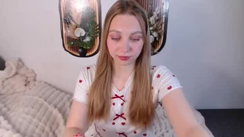 love bella  online show from May 15, 1:03 am