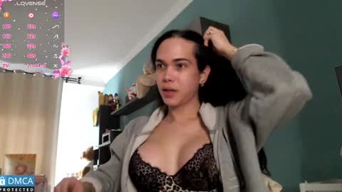 luara_ online show from May 15, 11:29 am