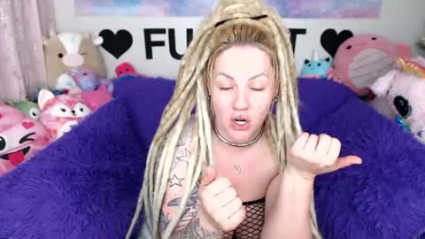 Mackenzie Wolfe online show from June 5, 5:14 am