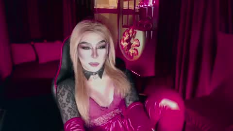 THE QUEEN ALPHA   Queen Medusa Prey online show from July 20, 10:39 am