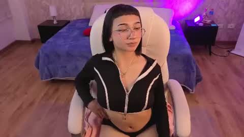 mia online show from June 27, 5:46 am