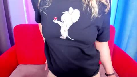 milkablond online show from June 3, 1:41 am
