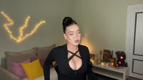 Mia online show from July 21, 2:30 pm
