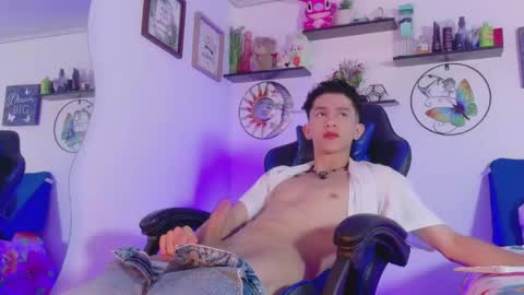 noah tyler  online show from June 1, 10:55 pm