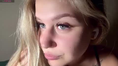 Lili online show from July 6, 3:03 pm