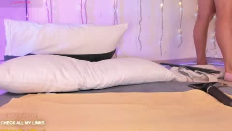 ohyesly_ online show from June 19, 3:07 pm
