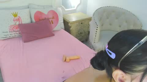 rosavelle_ online show from May 31, 2:27 pm