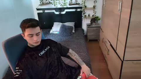 santi_ss online show from May 19, 2:46 pm