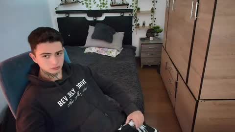 santi_ss online show from May 18, 2:12 pm