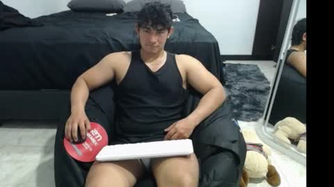santii_jr online show from May 9, 11:33 pm
