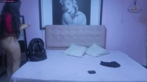 sara_valderrama_ online show from April 27, 12:36 pm