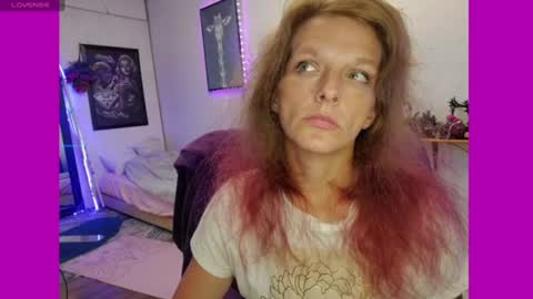 sarahdellisonn online show from June 26, 2:44 pm