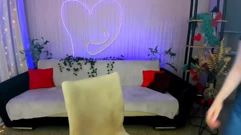 sensitiveheartt online show from June 1, 7:15 pm