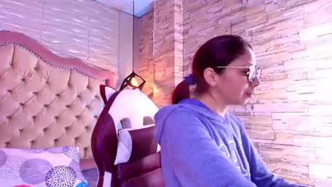 Stephaniesun  online show from July 28, 6:20 pm