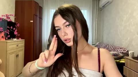 Stephani online show from June 3, 3:28 pm