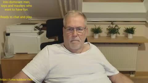 subbear1968 online show from May 18, 8:15 pm