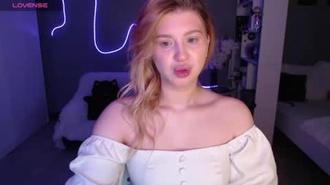 sweet_nicole_333 online show from June 4, 10:21 am