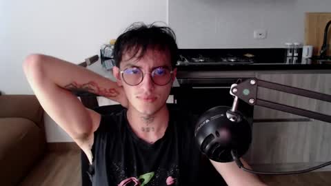 Teo independent model online show from June 1, 1:23 pm