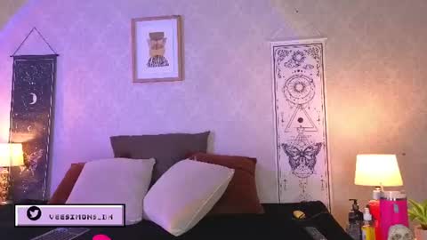 Vee Simons online show from June 24, 8:16 pm