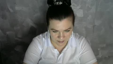 white__queen_ online show from June 15, 7:00 am