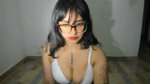 witch_3333 online show from June 17, 5:12 am