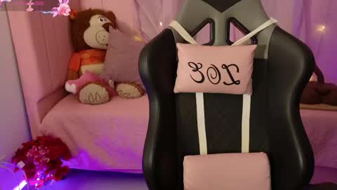 zoe_sullivan_ online show from May 14, 9:18 am
