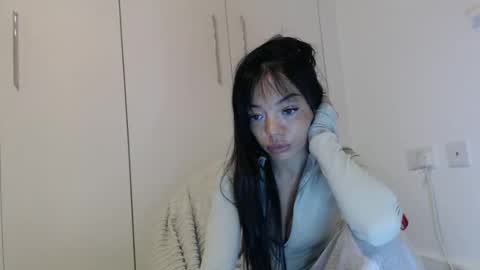 esmay 19 online show from November 8, 9:29 pm