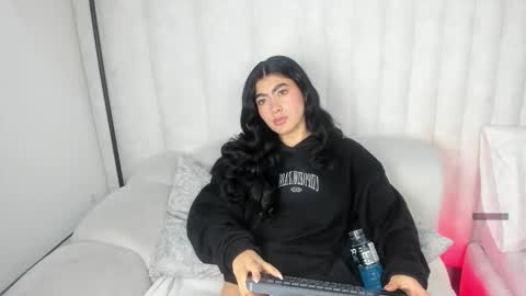 Snapshot of 1m_emily chatting on September 19, 11:19 pm . online show from September 19, 11:19 pm