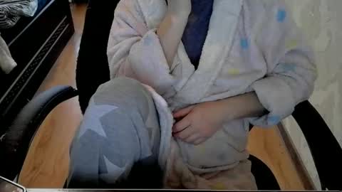 Snapshot of 1your_hot_girls chatting on December 10, 9:33 am 1your_hot_girls online show from December 10, 9:33 am