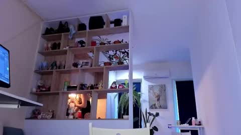 Mia online show from September 27, 3:10 pm