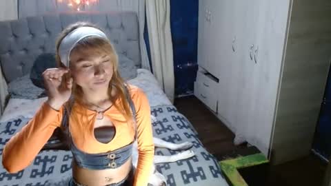 Snapshot of _azalea_65 chatting on September 11, 2:57 am _azalea_65 online show from September 11, 2:57 am