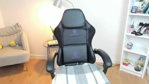 Bella Evans online show from March 3, 8:49 am