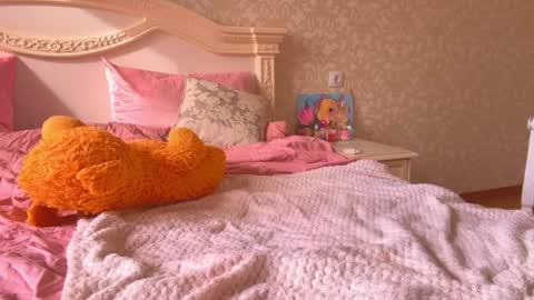 Snapshot of _bunnydollstella_ chatting on September 24, 8:21 am Stella online show from September 24, 8:21 am
