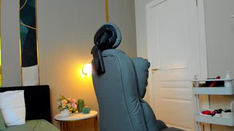 Snapshot of _bunnydollstella_ chatting on February 24, 7:11 am Stella online show from February 24, 7:11 am