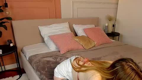 Snapshot of _bunnydollstella_ chatting on February 26, 1:46 am Stella online show from February 26, 1:46 am