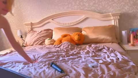 Snapshot of _bunnydollstella_ chatting on September 12, 7:43 am Stella online show from September 12, 7:43 am