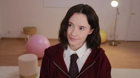 Essie  online show from October 15, 1:45 pm