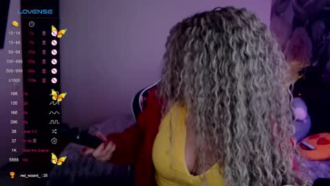 Snapshot of _just_a_queen_3 chatting on February 8, 6:22 pm _just_a_queen_3 online show from February 8, 6:22 pm