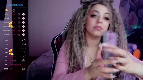 Snapshot of _just_a_queen_3 chatting on January 17, 6:44 pm _just_a_queen_3 online show from January 17, 6:44 pm