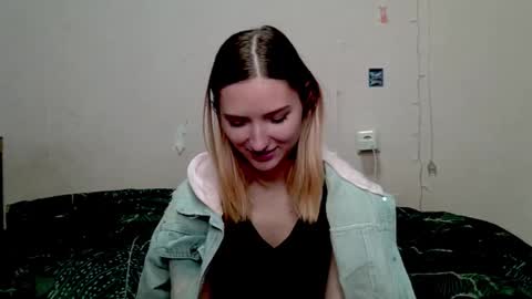 Snapshot of _kikiclark_ chatting on October 12, 9:16 pm _kikiclark_ online show from October 12, 9:16 pm