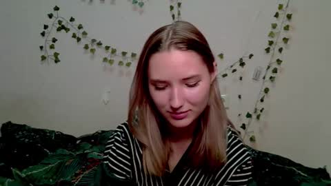 _kikiclark_ online show from November 7, 9:06 pm