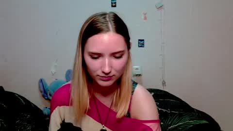 Snapshot of _kikiclark_ chatting on October 11, 9:07 pm _kikiclark_ online show from October 11, 9:07 pm