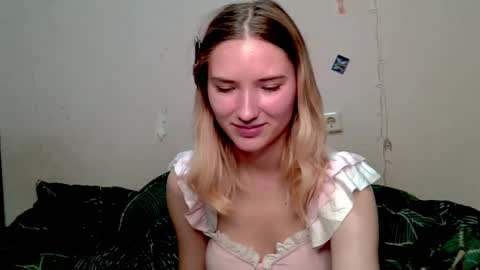 Snapshot of _kikiclark_ chatting on October 16, 9:02 pm _kikiclark_ online show from October 16, 9:02 pm