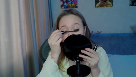 _lalune_ online show from February 6, 8:29 am