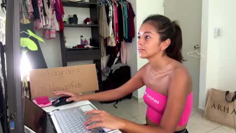 Snapshot of _littlewolfie_ chatting on March 1, 5:05 pm Little Wolfie online show from March 1, 5:05 pm